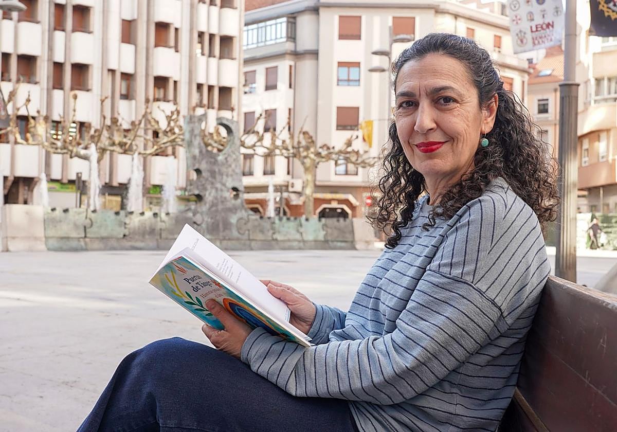 Marifé de la Torre posa con su libro en León.