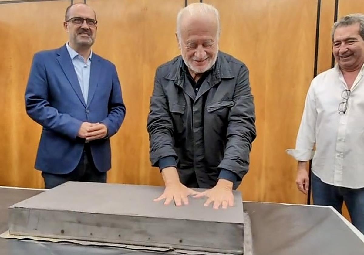 Juan Echanove estampa sus huellas.