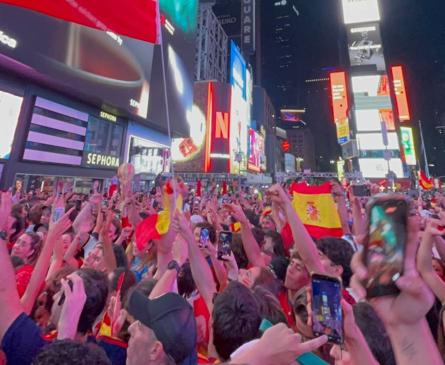 Imagen secundaria 1 - La fiesta en Nueva York con la victoria de España.