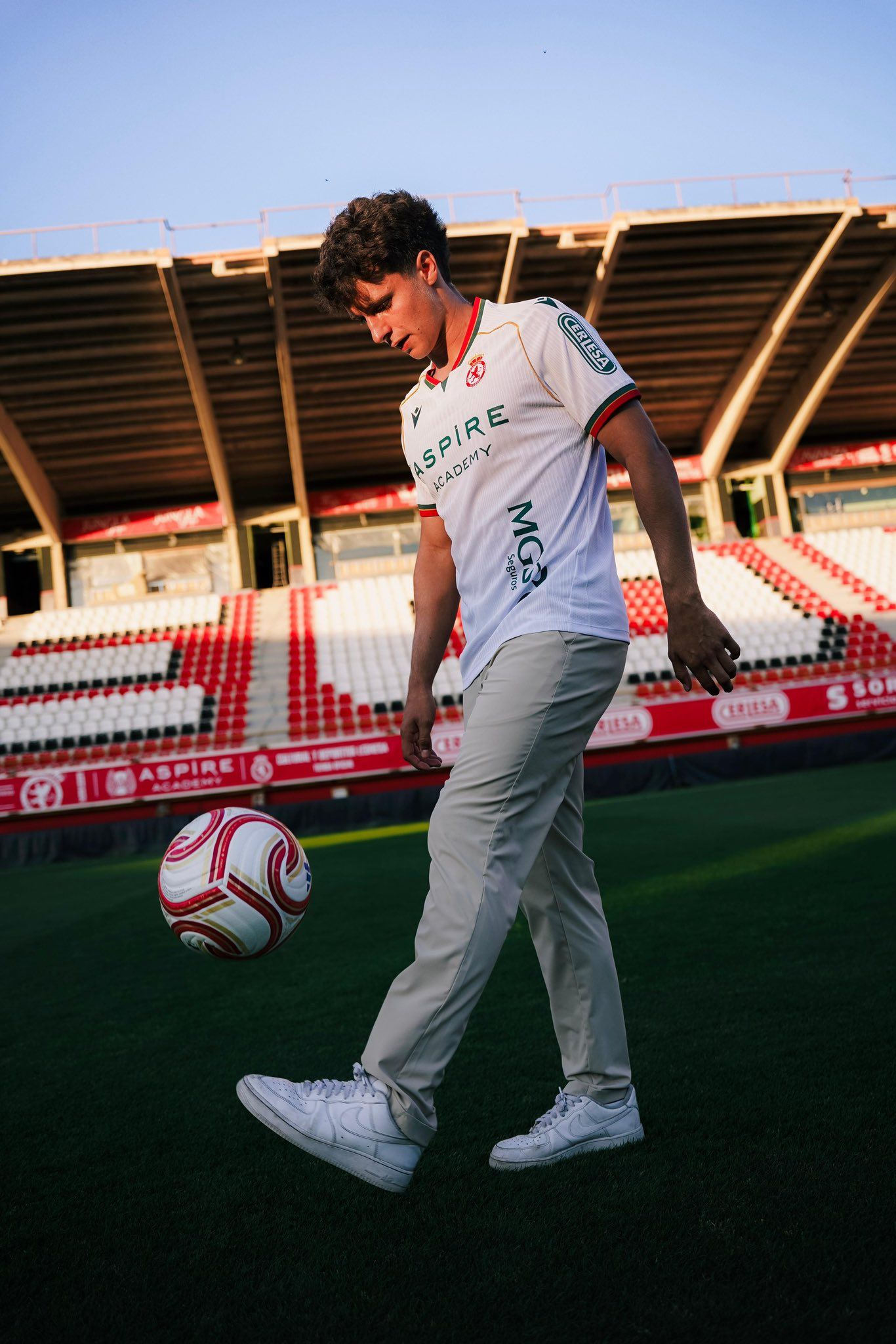 Guzmán López, con la primera equipación.