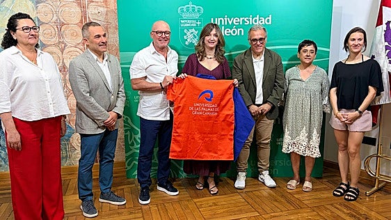 Las luchas leonesa y canaria estrechan lazos en la ULE para hermanar ambas tradiciones
