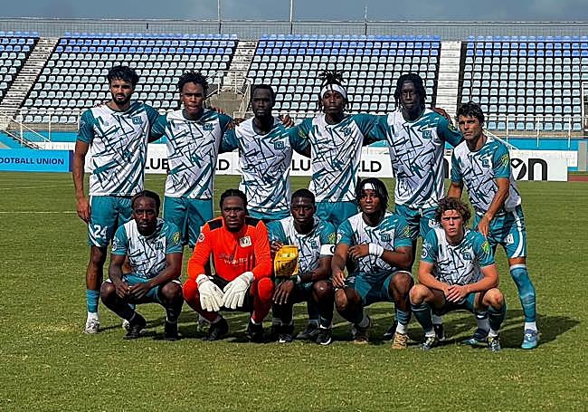 Alineación del Virgin Gorda United, con José Galán arriba a la derecha.