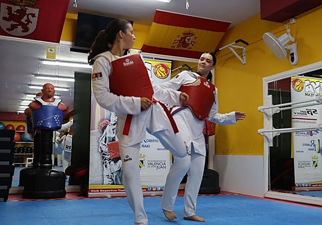 Candela Natal y Jessica González simulan un combate.