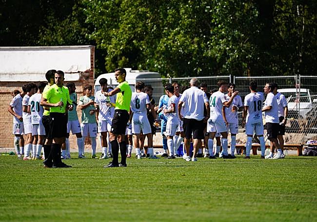 Pausa de hidratación en el amistoso disputado en el filial del Athletic de Bilbao.