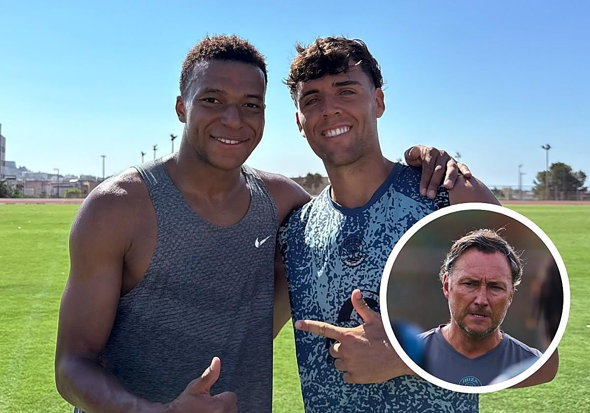 Kylian Mbappé con un futbolista de la UD Ibiza y en pequeño, Raúl Llona.