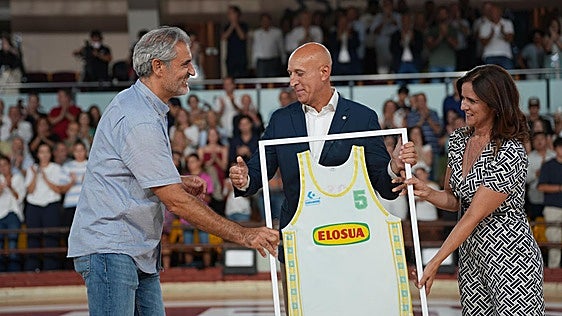 Un Palacio a rebosar rinde el penúltimo homenaje a su inmortal Urbano González