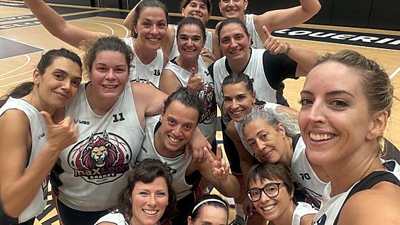 El equipo femenino de MaxLeón Basket, campeón del Torneo Internacional Over40 Give&Go Sport en Valencia