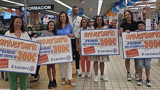 E.Leclerc León entrega cuatro vales de 300 euros con motivo de su 29º aniversario