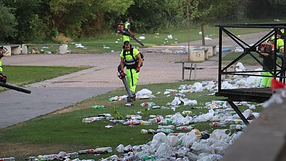 La noche de San Juan más tropical alarga hasta el amanecer el macrobotellón en el Bernesga