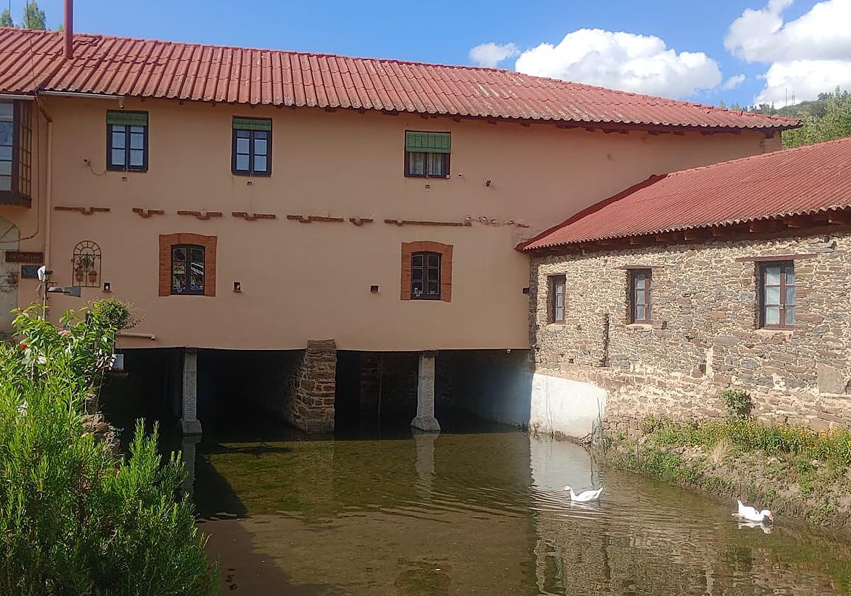 Imagen del molino ubicado en Canales-La Magdalena.