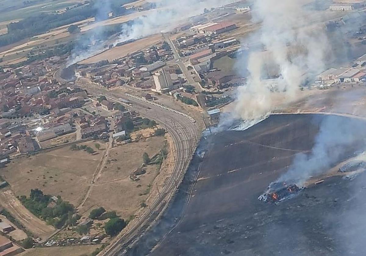 El incendio con múltiples focos en Sahagún no se extinguió hasta las 3 de la madrugada