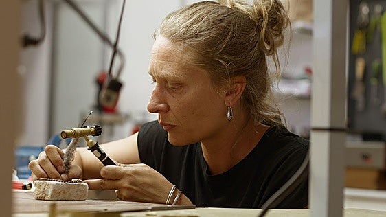 Cristina Gil, profesora de cursos de joyería: «Es un mundo desconocido; los alumnos no se esperan que sea tan duro»
