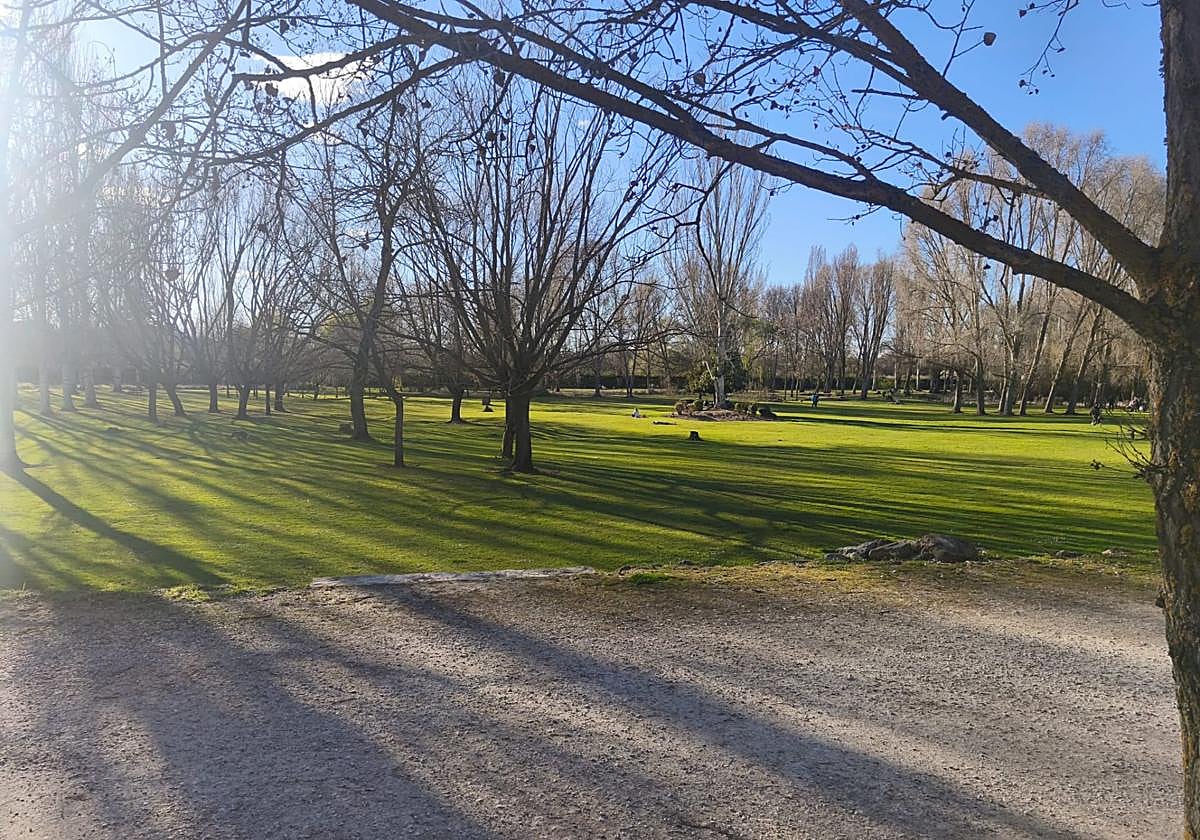Parque de la Candamia de León con un cielo despejado.