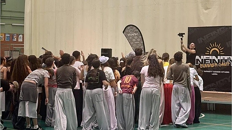 El campamento de danza urbana cierra con la participación de 80 bailarines