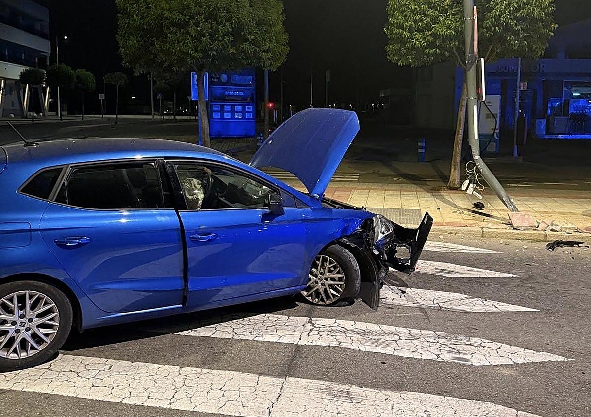 Imagen del coche en la zona del impacto.