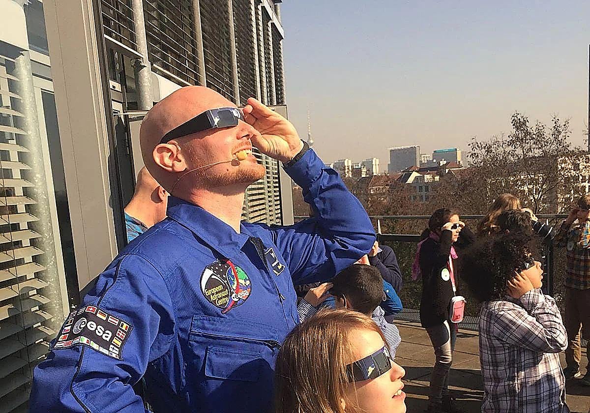 Miembro de la ESA viendo un eclipse en una imagen de archivo.