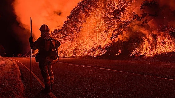 El cambio de dirección del viento podría comprometer dos pueblos en el incendio de Murias de Ponjos