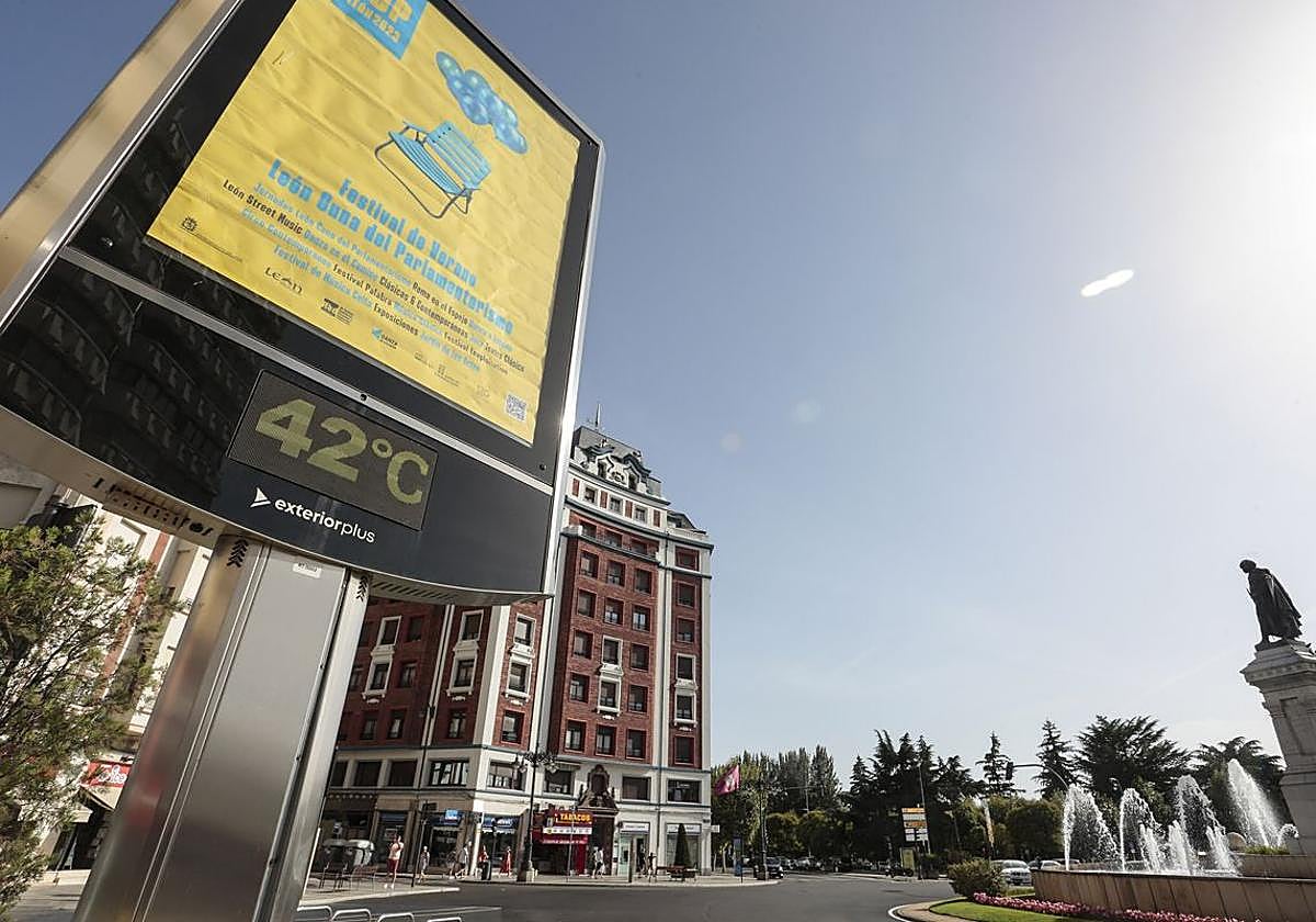 Un termómetro marca 42º en León capital.