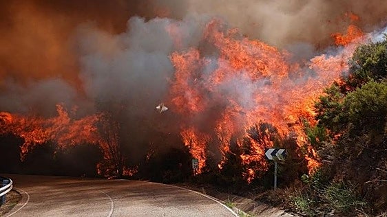 Un incendio intencionado de nivel 2 de gravedad en La Utrera obliga a evacuar o confinar a más de 100 personas