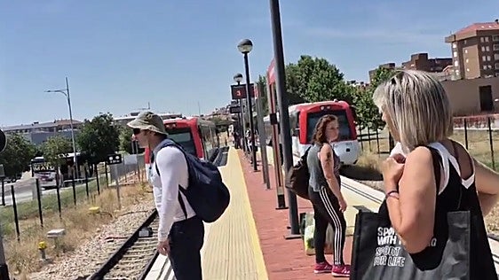 El tren de Feve deja tirados a los pasajeros que llegaban en su propio bus lanzadera