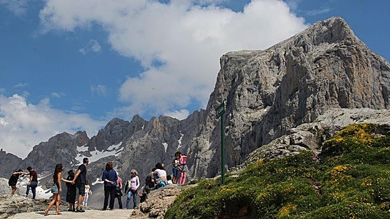 Una alerta de no beber agua y tres evacuados con gastroenteritis agudas en Picos de Europa