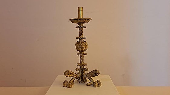 Un candelero de bronce diseñado para la cripta de la Sagrada Familia, 'Pieza del mes' del Palacio de Gaudí de Astorga