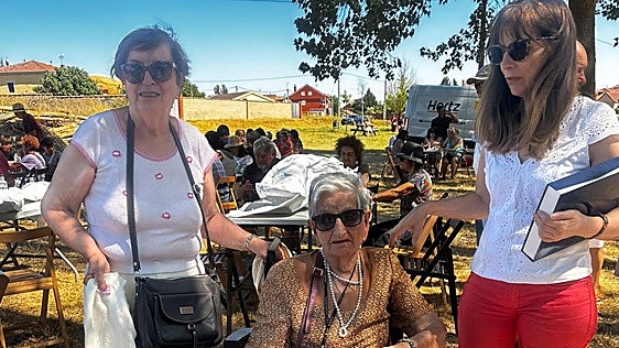 Isabel Fuertes, la nueva centenaria de Valdevimbre, recibe el cariño de sus vecinos