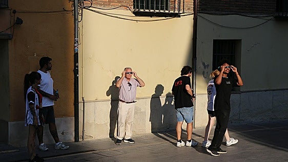 En imágenes: el centro de León se vacía durante el eclipse