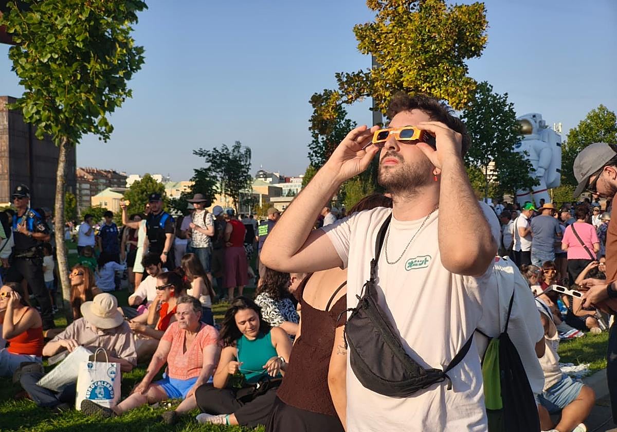 Las imágenes del eclipse de sol desde el Palacio de Exposiciones de ...