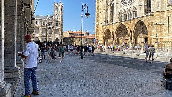 Largas colas para ver el interior de la Catedral de León en los días previos al eclipse