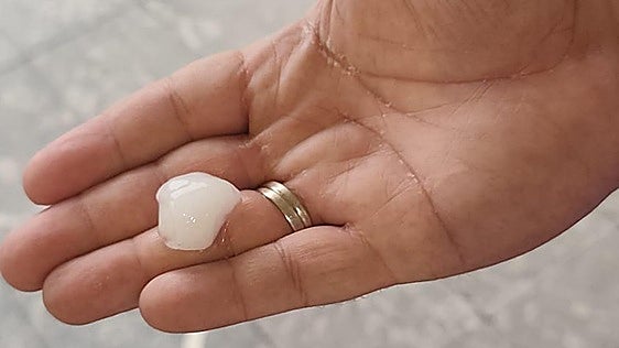 La tormenta deja granizo de gran tamaño y 29 litros por metro cuadrado en menos de una hora en Astorga
