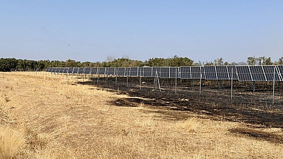 Se declara un incendio junto a una planta solar en el Páramo leonés