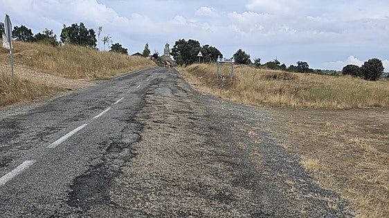 Vecinos en La Maragatería se quejan del mal estado de una de sus carreteras