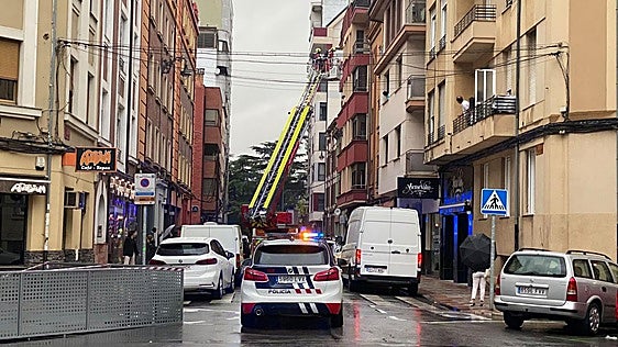 Los Bomberos subsanan un incidente con el cuadro eléctrico de un portal en León capital