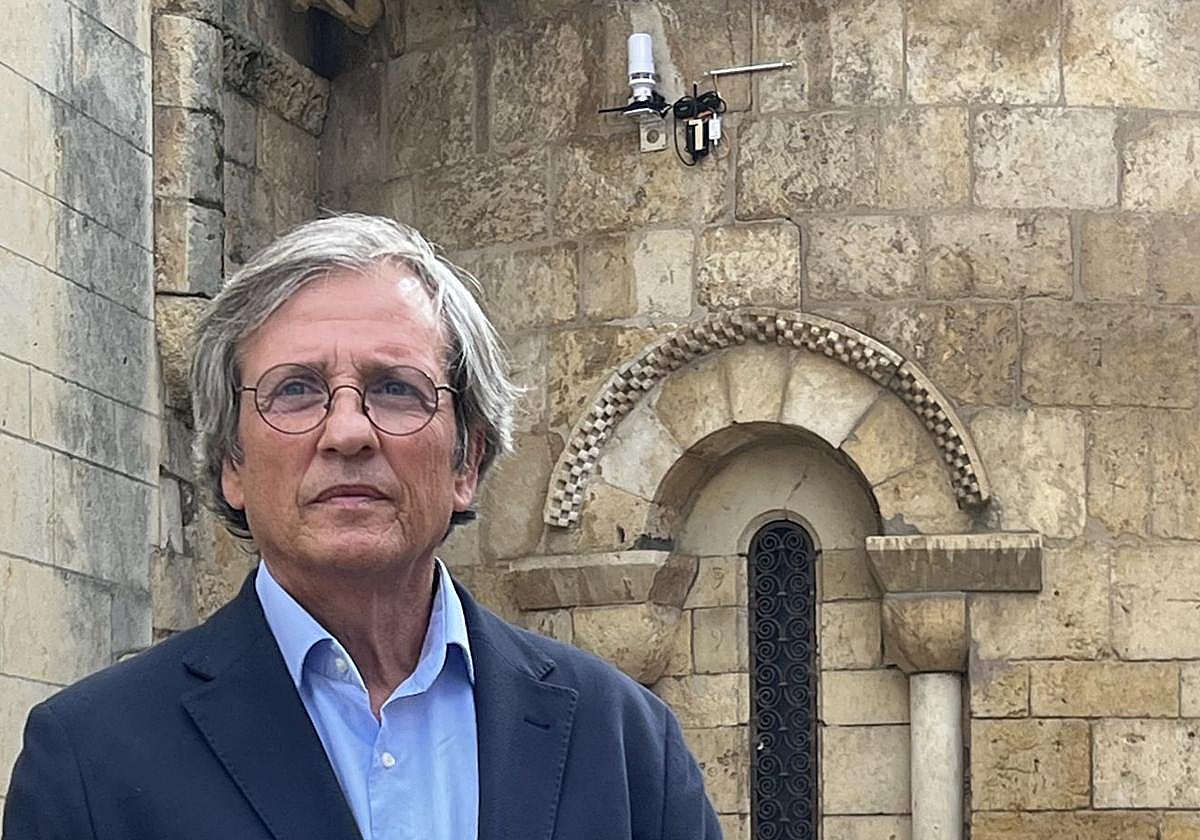 El director de Patrimonio Cultural, José Ramón Sola, en la iglesia del Mercado.