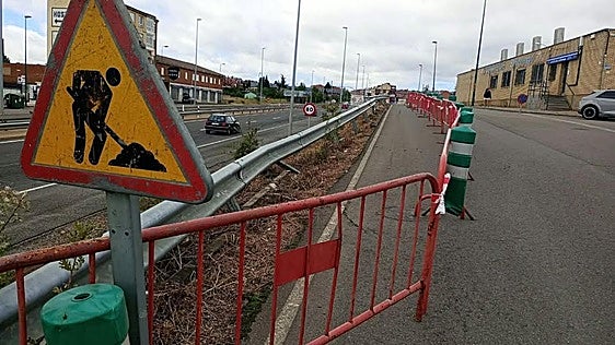 Cierran un acceso al polígono de Trobajo por desperfectos en un quitamiedos tras un accidente