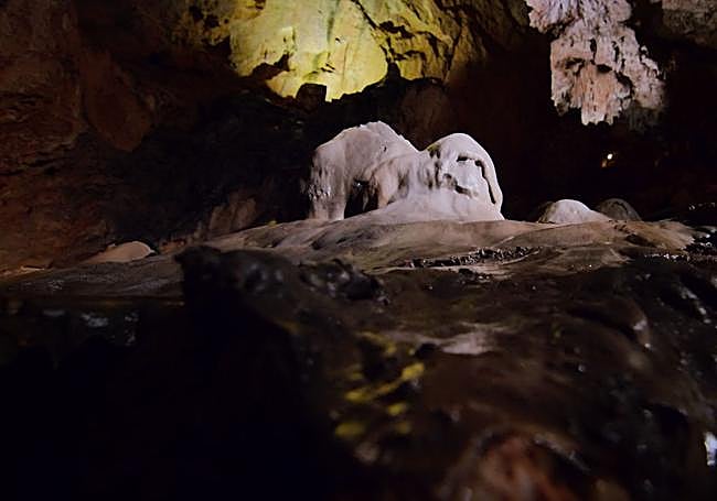 El fantasma, una de las figuras más curiosas de la cueva.
