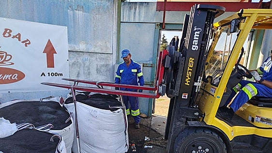 Retiran 50 toneladas de caucho sobrante en el campo de Fútbol de San Andrés