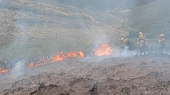 El incendio intencionado en Pendilla de Arbas tiene llama en León y Asturias y grandes dificultades técnicas