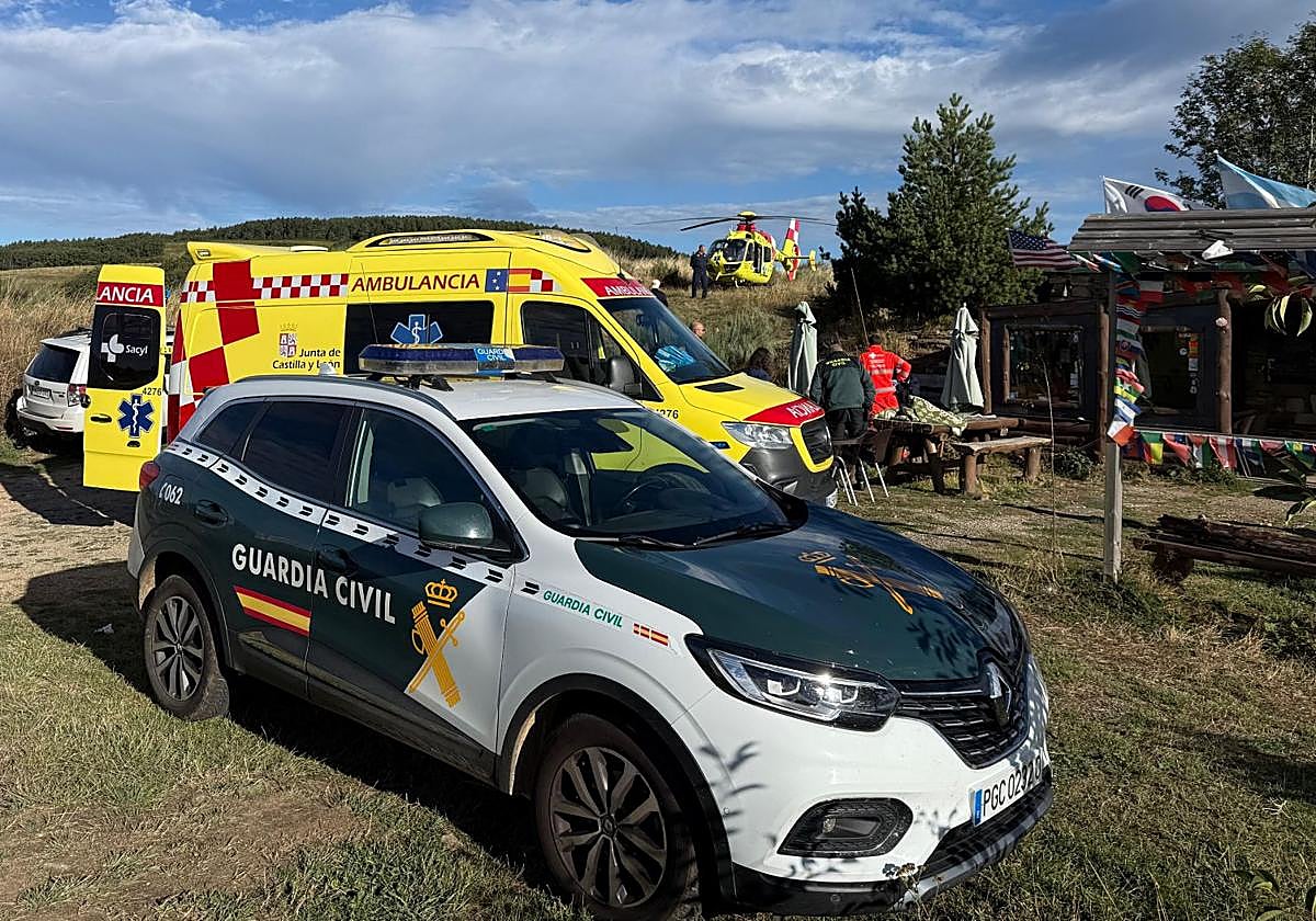 Guardia Civil, ambulancia y helicóptero en el lugar de los hechos.