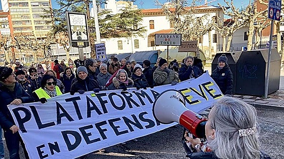Los defensores de Feve impulsan tres macrodemandas contra Transportes y Ayuntamiento de León y piden dinero