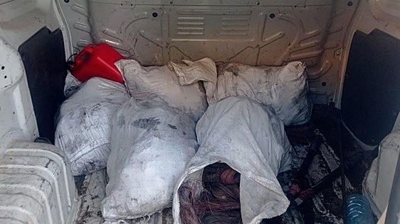 Circula sin la ITV en regla, intentando evadir a la Guardia Civil y con 100 kilos de cobre robado por la A-6