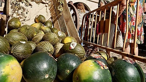 Melón, sandía y tradiciones como el 'sacá de la cama': la plaza más bonita de León vuelve al pasado