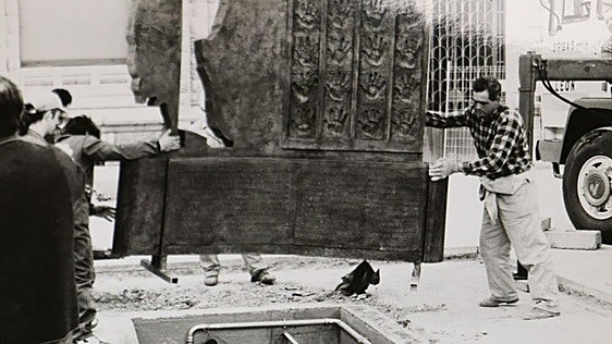Las imágenes del pasado y el presente de la escultura de las manos de León