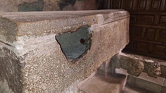¿Por qué la gente mete la cabeza en un sarcófago roto en la Catedral de León?