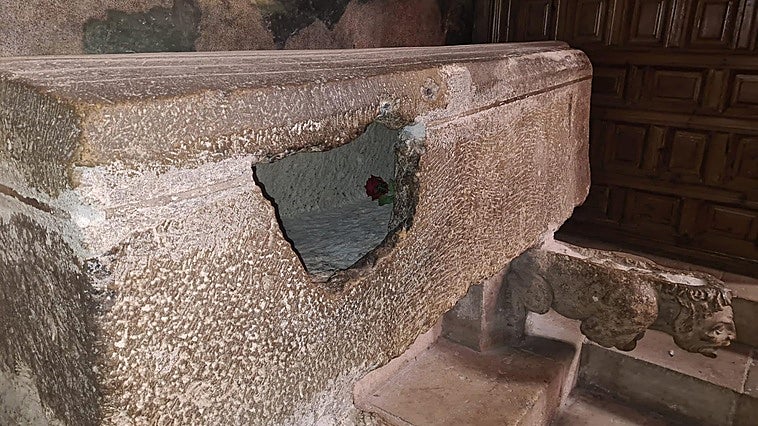 ¿Por qué la gente mete la cabeza en un sarcófago roto en la Catedral de León?