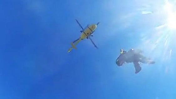 Evacúan en helicóptero a una mujer de 55 años con una posible fractura de tobillo en el Lago Chao
