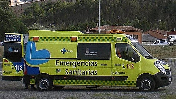 Herida una mujer tras salirse de la vía con su turismo en Matallana de Torío