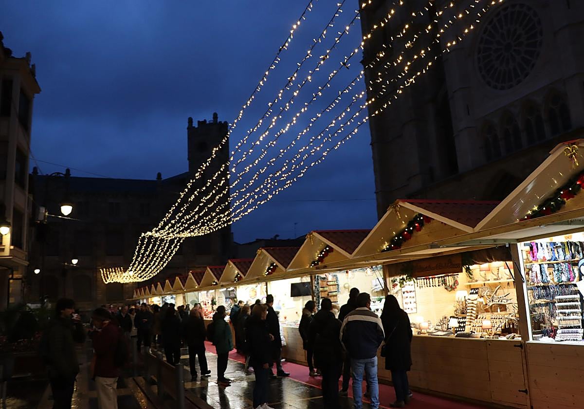 Mercadillo navideño en León.