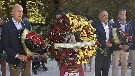 La estela de la reina Urraca I llega a Madrid con una ofrenda floral en el Retiro